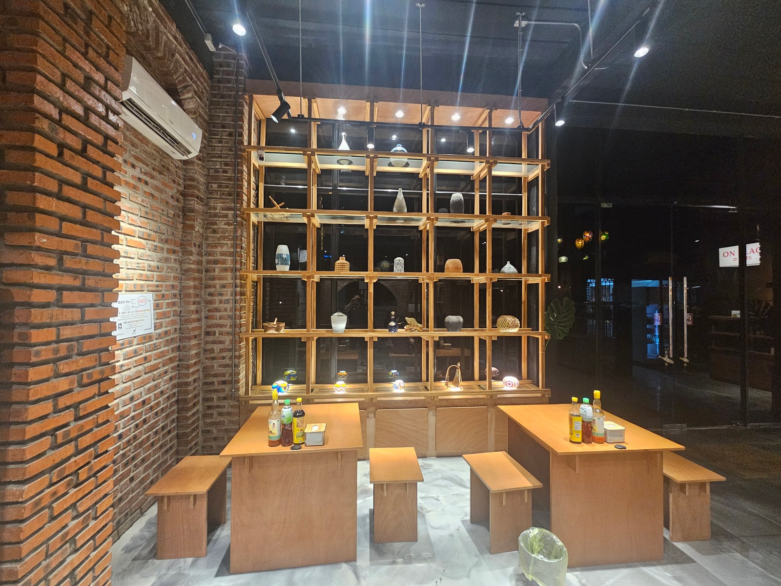ที่นั่งในร้าน BY OnLao
